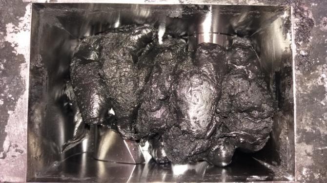 A belső keverő két összeforgó hengerének fordulatszáma 77 1/min, míg hőmérséklete 35-40 C között volt.