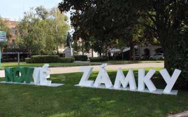 4 Mesto - Inzercia Čo sa môže ukrývať v názve mesta? Na námestí sa objavili 3D názvy mesta. Mnoho ľudí sa pri nich pristavilo, ešte viac o nich debatovalo.