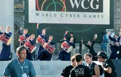 extra wcg 2004: grand final DOZER-INTERJÚ Te vagy a magyar WCG-csapat egyik nagy öregje, hiszen ez a harmadik év, hogy részt veszel rajta. Hogy tetszett idén a Nagydöntő?