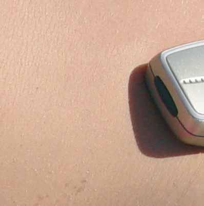 Legelőször is azzal emelkedik ki a szürke tömegből, hogy a beépített kamera átlépi a 2 megapixeles álomhatárt, így már 1224x1632 felbontású fotókat is készíthetünk vele.
