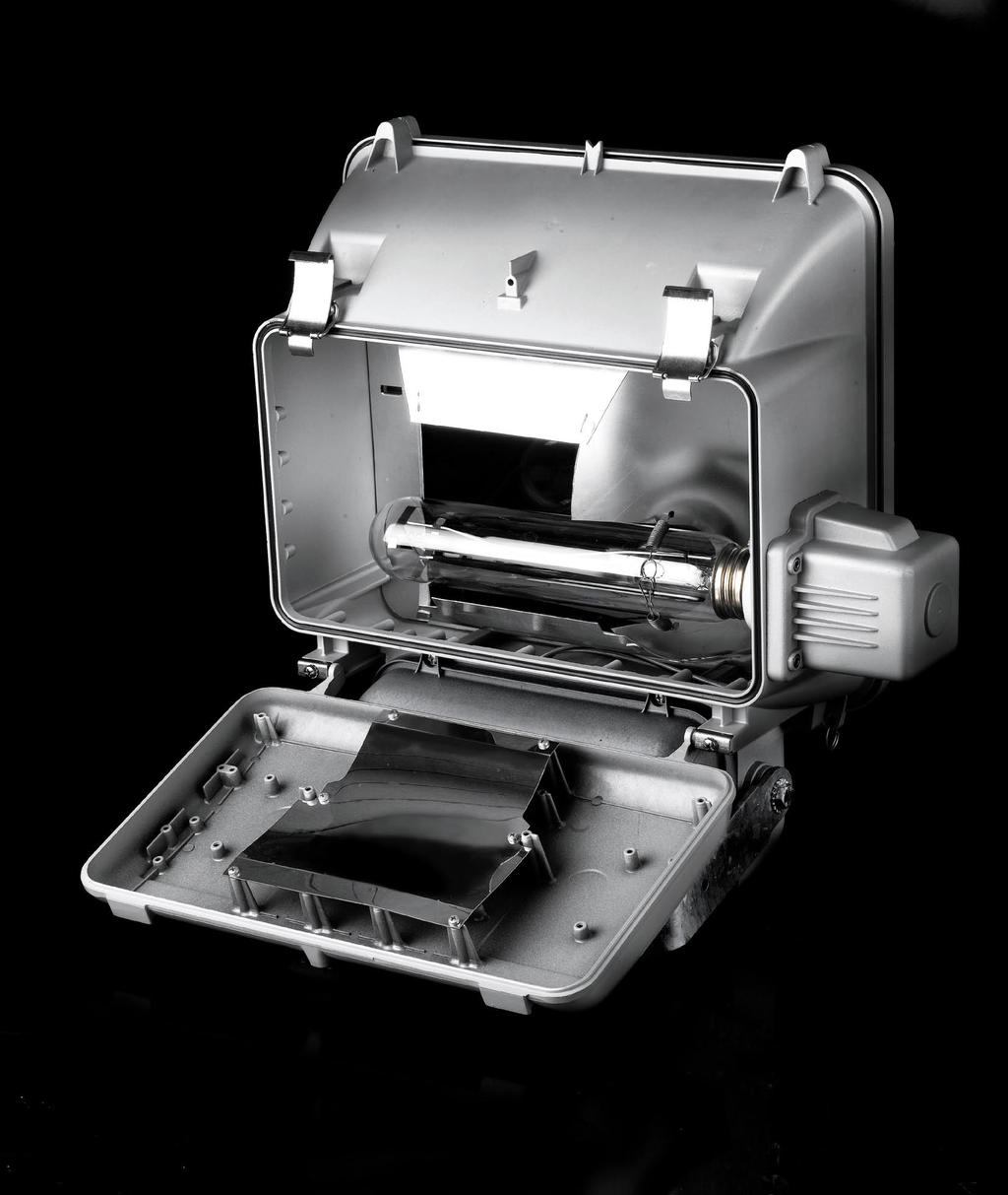 Konstrukciós jellemzõk és felépítés Constructive characteristics and assembly LIGHTMASTER 1 A LIGHTMASTER 1 tökéletesített konstrukciója igen könnyen elvégezhetõ karbantartásról gondoskodik.