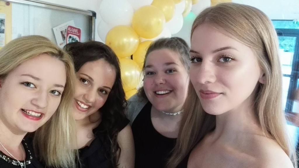 zajlott a rendezvény. Az ünnepségen megvendégeltek vacsorával minket és a vacsora után a tombola sorsolás következett.
