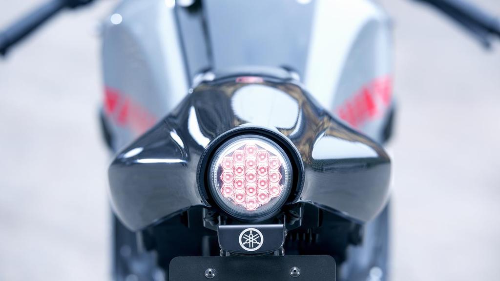 Mind a pehelykönnyű fejidom, mind az első sárvédő és az egyszemélyes ülés burkolata szénszálas, amely kihangsúlyozza a motor prémium minőségét és eredeti versenymotoros örökségét.