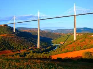 EXKLUZÍV EXKLUZÍV KÖZÉPFOKON Die längste Schrägseilbrücke LIVETEXT élő szöveges tanfolyam Das Viadukt von Millau ist mit 2460 m die längste Schrägseilbrücke der Welt.
