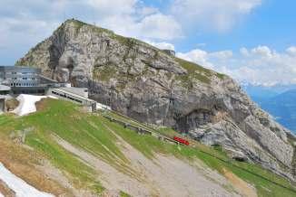 FELSŐFOKON EXKLUZÍV EXKLUZÍV Die steilste Zahnradbahn der Welt LIVETEXT élő szöveges tanfolyam Die rote Pilatusbahn gehört zu den Hauptattraktionen der Region Luzern in der Schweiz.