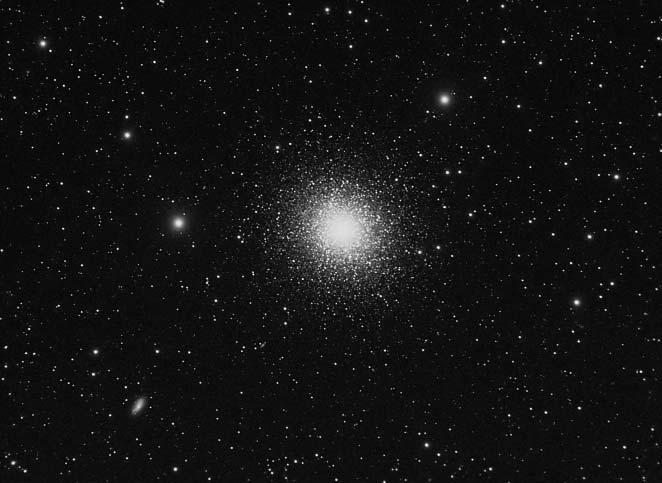 100 Meteor csillagászati évkönyv 2013 Az M13 gömbhalmaz. Zseli József fotója 2012. május 20-án készült 8 darab 6 perces kép átlagából, 130/780 TMB távcsõvel és az SXV M25C típusú CCD-kamerával.