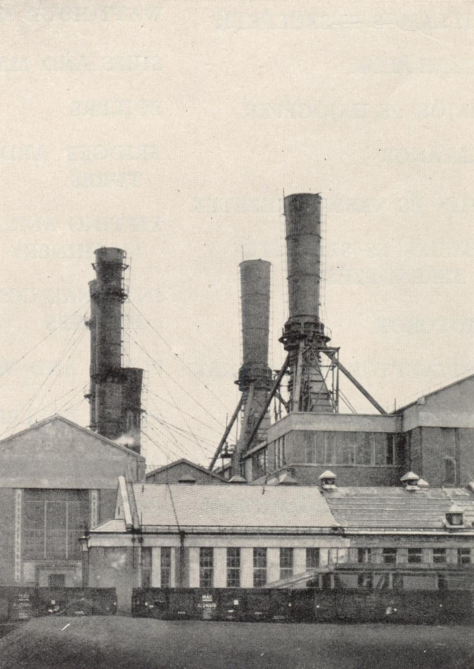 A felfelé szélesedő kémény felső átmérője 4500 mm, alsó átmérője pedig 3600 mm. Földfeletti magassága 50 m, a kazánház tetőzetétől mérve pedig 30 m.
