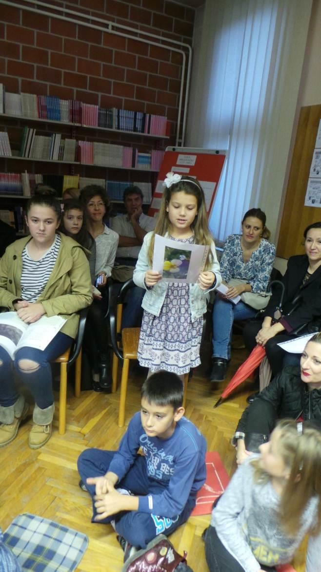 MAĆUHICA U zelenom parku maćuhica bila, a došao leptir lepršavih krila pa rekao nježno umiljatu cvijetu: -Maćuhice, ti si najljepša na svijetu!