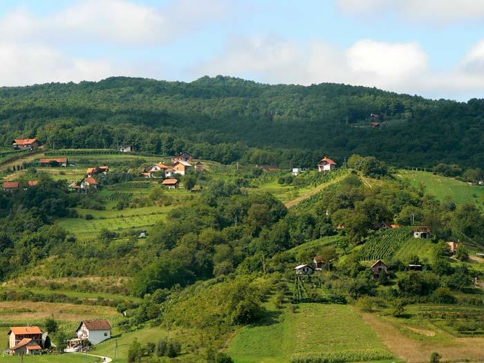 NI ZAGORJE MALO Joj, mama draga, denes vu skoli si sme tak tihe kak nigdar bili, o Zagorju nasem smo vucili. Pak nis ni znal, nit sem senjal gdaj da zagorski je kraj tak velke ljude dal.