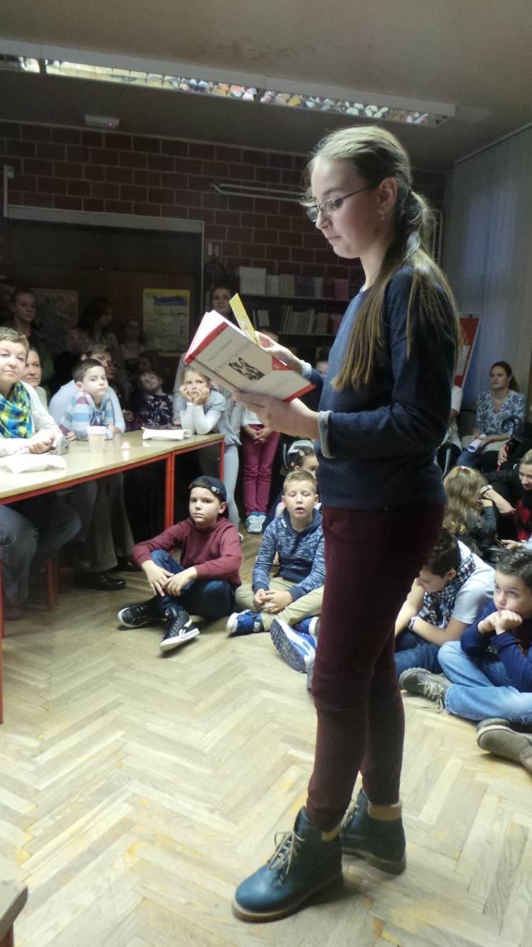 NOĆ BEZ JABLANA Večeras je srušen Jablan, pored potoka. Umrle su tvoje grane, Viti jablane; Nikad više nećeš Lišćem šumiti.