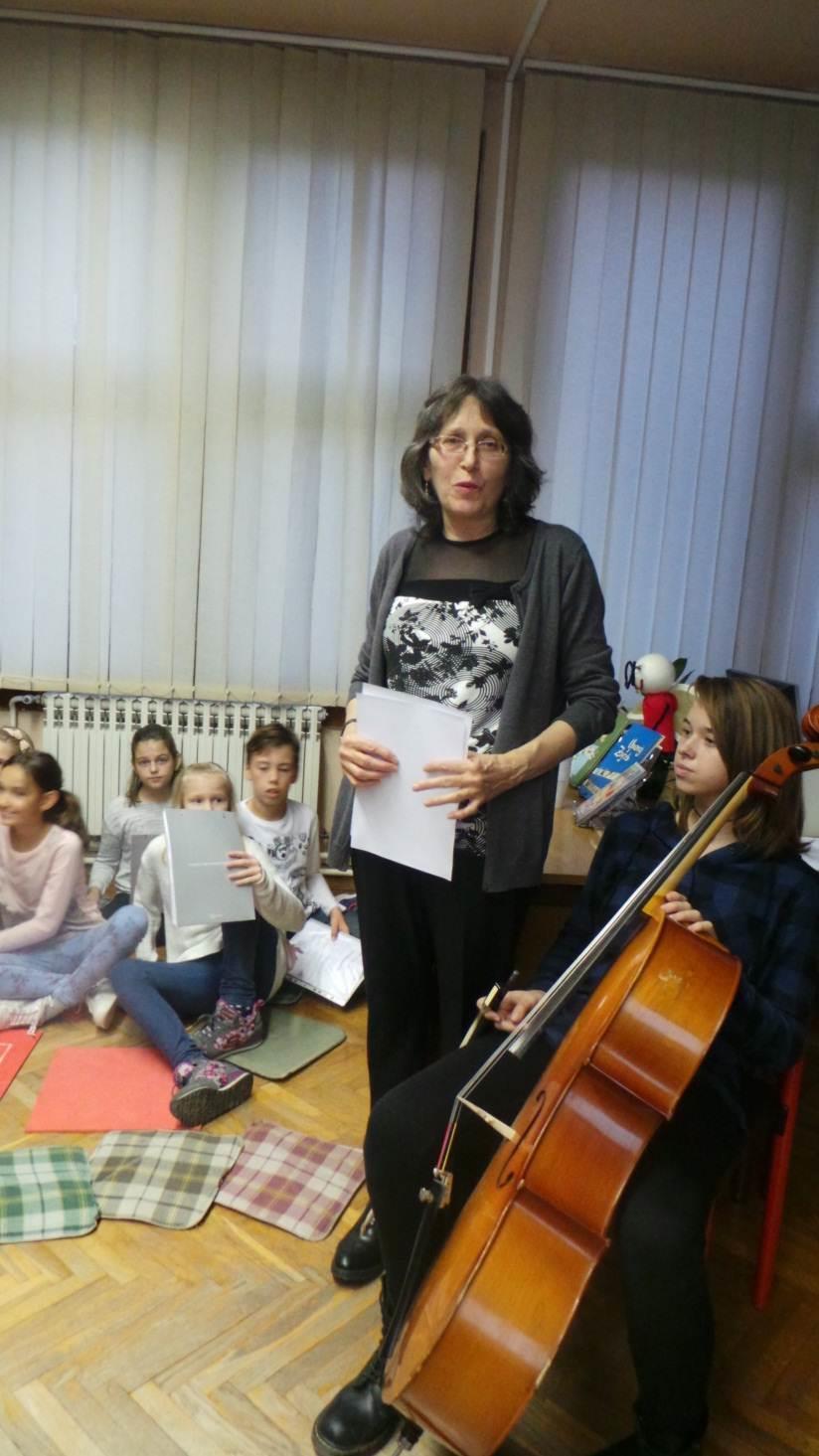 Snježana Vasić, školska knjižničarka pozdravila je prisutne goste i izvođače na Večeri poezije koja se odvijala povodom Mjeseca školskih knjižnica i