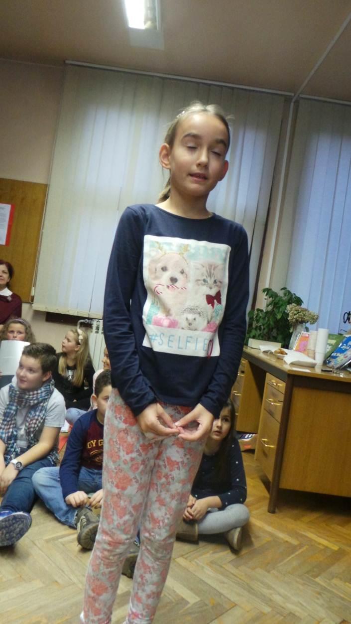 Petra Brnić ZEC I VJEVERICA Vjeverici kusat zeko neki dan pod bukvom rek'o: - Da je meni takav rep, k'o sunce bih bio lijep!