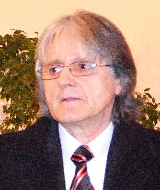 1954-ben költöztek a városba szüleivel. 1969-ben ácsként végzett a 26-os Állami Épít?ipar Vállaltnál. Dunai Vasm? szállítóknál 1983-tól 2000-ig teherautókon sof?r volt.