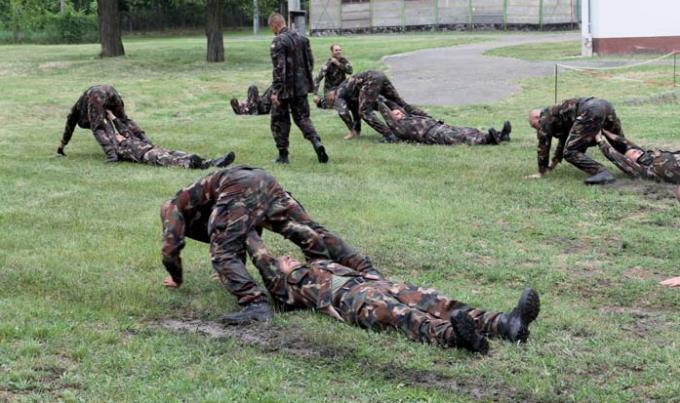 missziókban harci kutató-mentő rádióként alkalmazott PRC- 112G típusú rádiót.