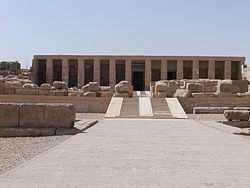 Délután Luxor keleti oldalának megtekintése: Karnak és Luxor templom együttesek meglátogatása. Az ókori egyiptomiak Karnakot Ipet-Szutnak, azaz a Legtökéletesebb Helynek nevezték.