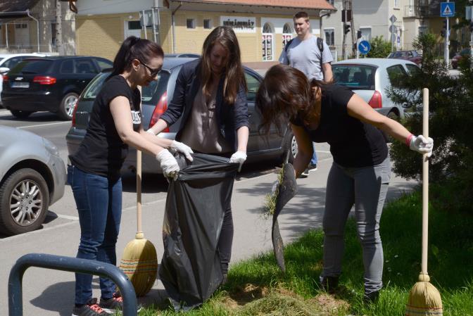 Nagy Várostakarítás Felvirágoztatták a épületeit A is csatlakozott Kaposvár Nagy Várostakarítás akciójához.