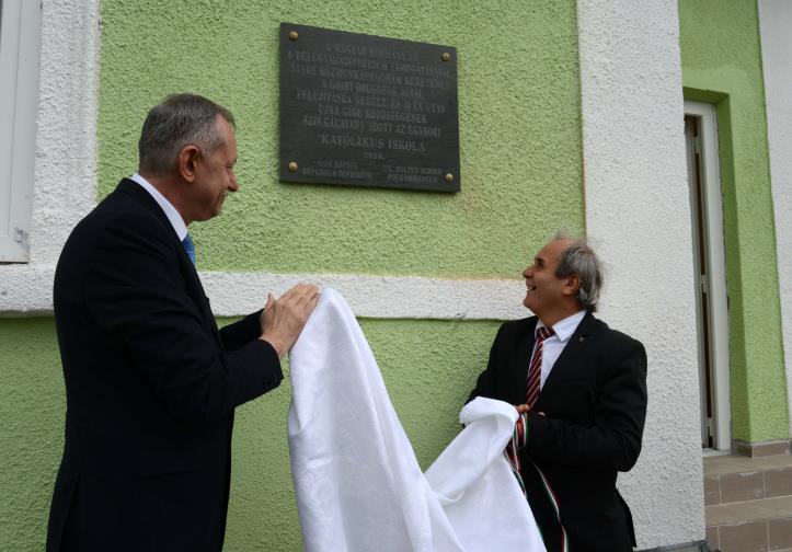 leleplezésével