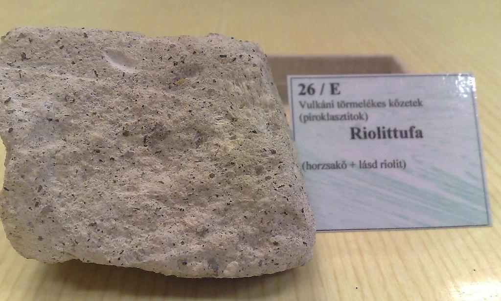 3. Kép: Riolittufa (készült: Miskolci Egyetem Ásvány és Kőzettan Tanszék 2013) 2.2.4. Zeolit A magyarországi zeolitok riolittufához kapcsolódva települnek. (Solti G. 2000).