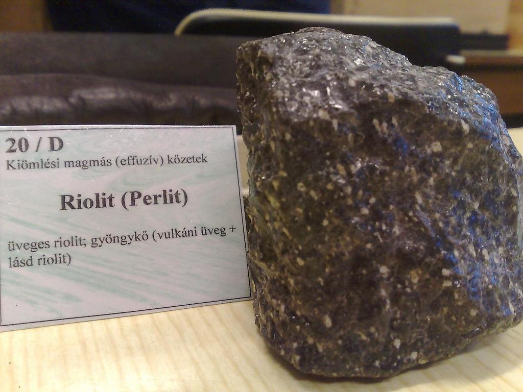 5. Kép: Perlit (készült: Miskolci Egyetem Ásvány és Kőzettan Tanszék 2013) 2.2.6. Bazalt Eredetileg bazanitnak hívták a szíriai Basin-hegység után, ami követ jelent.