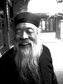 Laughing monk at the Daoist Temple of Mystery in Suzhou. Photo by Susan Lyon A belső művészetek első alapelve az ellazulás. E nélkül a test merev és feszes, az elme pedig szétszórt és zavart.
