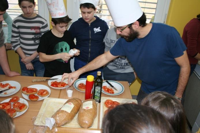 Filmska delavnica Izvajalci so bili dijaki filmskega krožka z mentorjema Štefanom Kardošem in Tiborjem Tomšičem iz