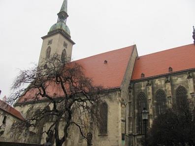 A templom az új híd (Nový Most ) lábánál fekszik. Ezen a hídon található az UFO étterem, ahonnan gyönyörű kilátás nyílik a városra.