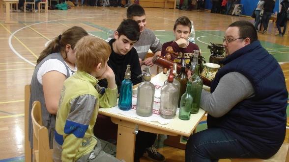 Pályaválasztási napon (beszámoló) Tegnap a lendvai iskolán töltöttük a napunkat pályaválasztási napon. Nyolcadik és kilencedik osztályosok vettünk részt rajta.