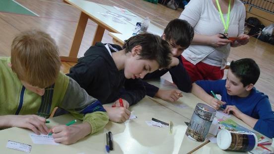 A délelőtti foglalkozást ők tartották nekünk, és délig tartott. Először bemutatkoztunk, de úgy hogy a keresztnevünk elé tettünk egy szakmát, amely azonos betűre kezdődött mint a keresztnevünk.