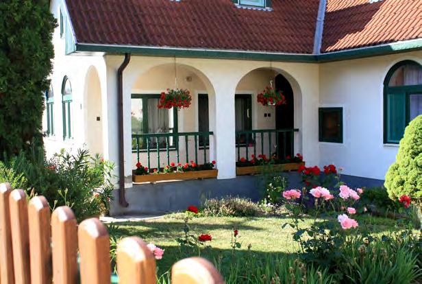 A kevéssé használt részeken dekoratív, régi téglából alakíthatunk ki járófelületet. A szegélyeket azonos anyagból alakíthatjuk ki.