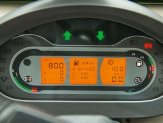 Eközben Ön a traktorját teljes nyugalomban vezetheti a menetpedál vagy a menetkar segítségével. Aktív TMS esetén a traktor elektronikája veszi át a motorfordulatszám és a hajtóműáttétel vezérlését.