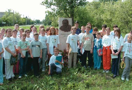 melyet a mezõtúri fõiskola folyosóján avattak 2002- ben, s azóta minden évben megkoszorúzzák a vetélkedõ résztvevõi.