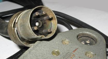Nem hezitáltam azzal sem, hogy alapos takarításban részesítsem a rádió ezen alfelét. Ahhoz, hogy üzemeltetni lehessen a rádiót, tápegységet kellett fabrikálni.