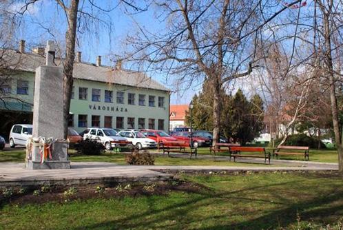 A lakónépessége gyarapodásával, akik részben a fővárosból költöztek ki, részben a vidéki térségekből jöttek fel, a korábbi alvóvárosból az évtizedek során egy kellemes, zöldövezeti, kertváros alakult.
