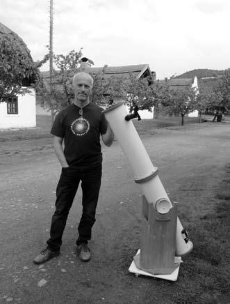 A hosszú Newtonok dicsérete A cikk szerzõje távcsövével a szentendrei Skanzenban.