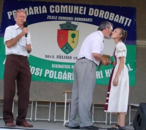 Csányi Kálmán polgármester átadja a pusztaszabolcsi