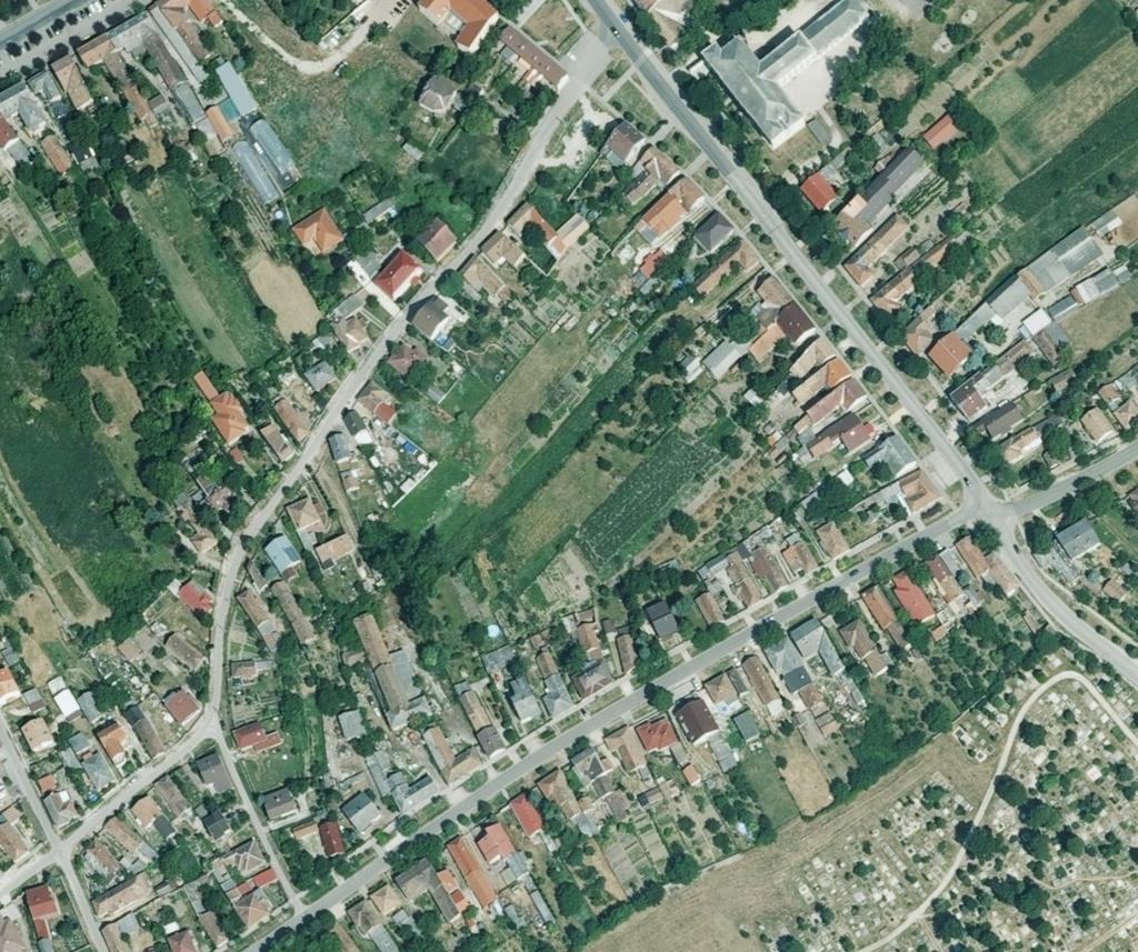 Vizsgálat a tervezett módosításokra vonatkozóan Településszerkezeti összefüggések, területfelhasználás A tervezési terület Bicske városközpont déli területén található.
