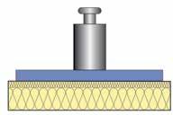 jobb oldali kép. A lapostető hőszigetelő lemez felhelyezése és használata során nagyobb a valószínűsége a pontszerű terhelésből adódó esetleges sérüléseknek a kivitelezés alatt illetve után (pl.