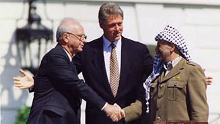 1993 augusztusában az oslói titkos tárgyalásokon az izraeli és palesztin küldöttség alapjában véve megegyezett egy területet békéért elven működő megoldásban.