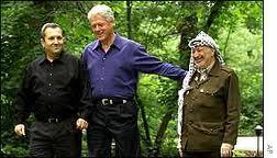 Ehud Barak, Bill Clinton és Jasszer Arafat. (Forrás: www.bbc.co.uk) Bill Clinton javaslatára újabb tárgyalásokat tartottak Washingtonban, Kairóban, majd Taba-ban 2001-ben.