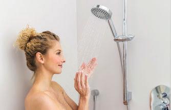 Zuhanyfejek és tartozékok Zuhanyszettek kádakhoz R1 1 funkciós zuhanyfej (átmérő: 68 mm), 150 cm-es gégecső tartós műanyag bevonattal, fix kicsi zuhanytartó Cikkszám: X07P005 901.