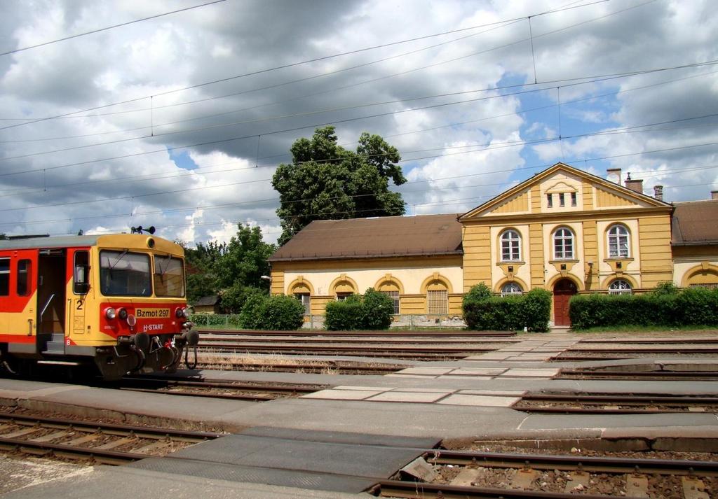La stacidomo de la urbo Vác La 66-a kongreso de