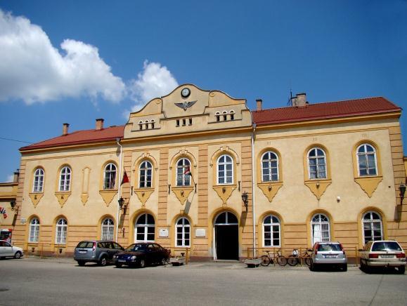 La Instituto de la Surdmutuloj en Vác La loko de la urbo estis loĝata jam ankaŭ en praaj tempoj, kion prezentas la malkovritaj arkeologiaj trovitaĵoj.