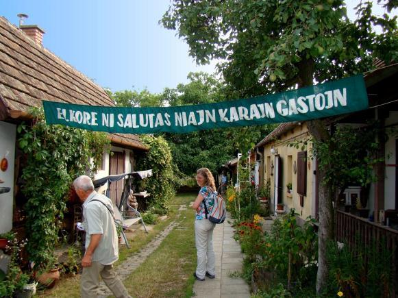 La organizantoj salutas la partoprenantojn Grassalkovich en la urbo Gödöllő.