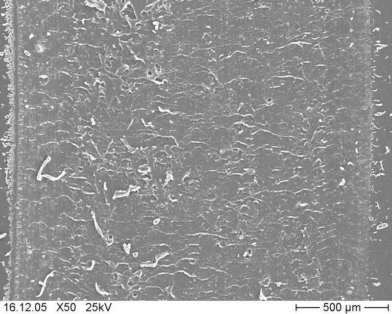 42. ábra. Az EPDM-6 kopott felszíne PoP vizsgálat után (v = 5 mm/s). Az ellenfelület mozgásának irányát a nyíl jelzi.