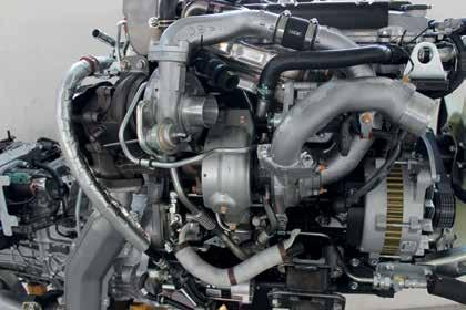 F12, a csúcstechnológia Két turbófeltöltő rendszerrel ellátott F12 A beszívott levegő magasabb nyomása korlátozza a nitrogénoxid-képződést, és ennek köszönhetően több kipufogógáz vezethető vissza az