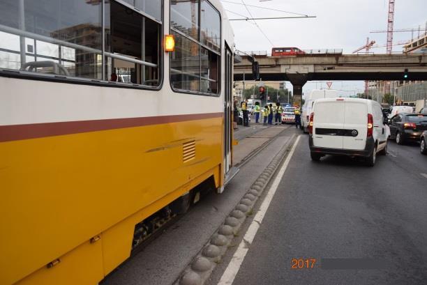 Álló és mozgó jármű ütközése Baleset oka Úttest