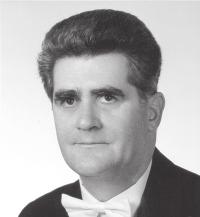 SZABÓ SOMA karnagy A Kodály Zoltán Általános Iskolában kezdte zenei tanulmányait. Karvezetés diplomáját a budapesti Liszt Ferenc Zeneakadémián szerezte 1998-ban.