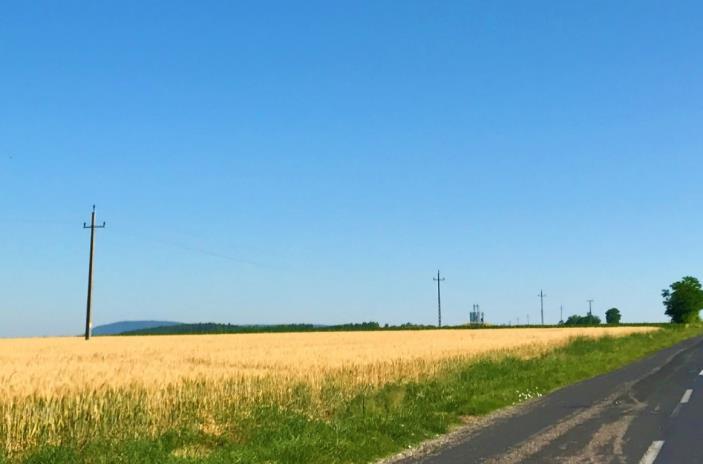 Mindezek mellett a légvezetékek látványa erősen idegenné teszi a táj képét, szélsőséges esetekben lakóterületen valóságos