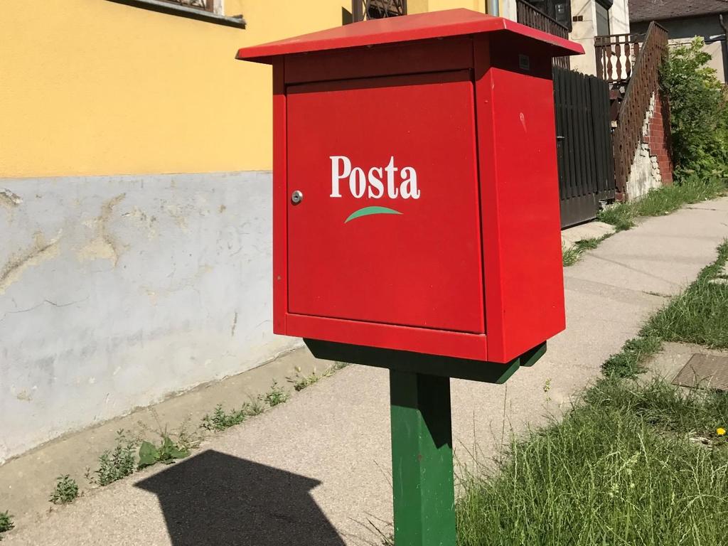 HÍRKÖZLÉSI CÉLÚ, ILLETVE RENDELTETÉSŰ Hírközlési tevékenységgel kapcsolatos építményfajtákra nem állapítható meg korlátozás, ugyanakkor a fellelhető jó példák bemutatása szükséges, hiszen ezek is