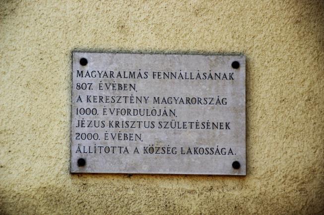 Balra: egy igényesen megformált üdvözlőtábla már az első pillanatban jó benyomást hagyhat az érkezőben, a megközelített területről kedvező véleményt